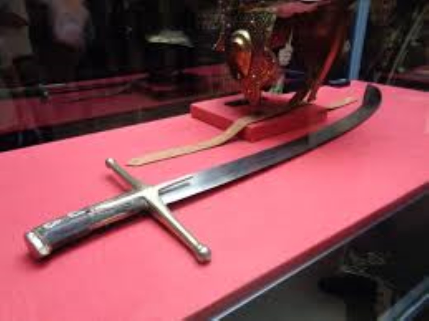 U boj, u bulj, mač iz toka lopovi naši!